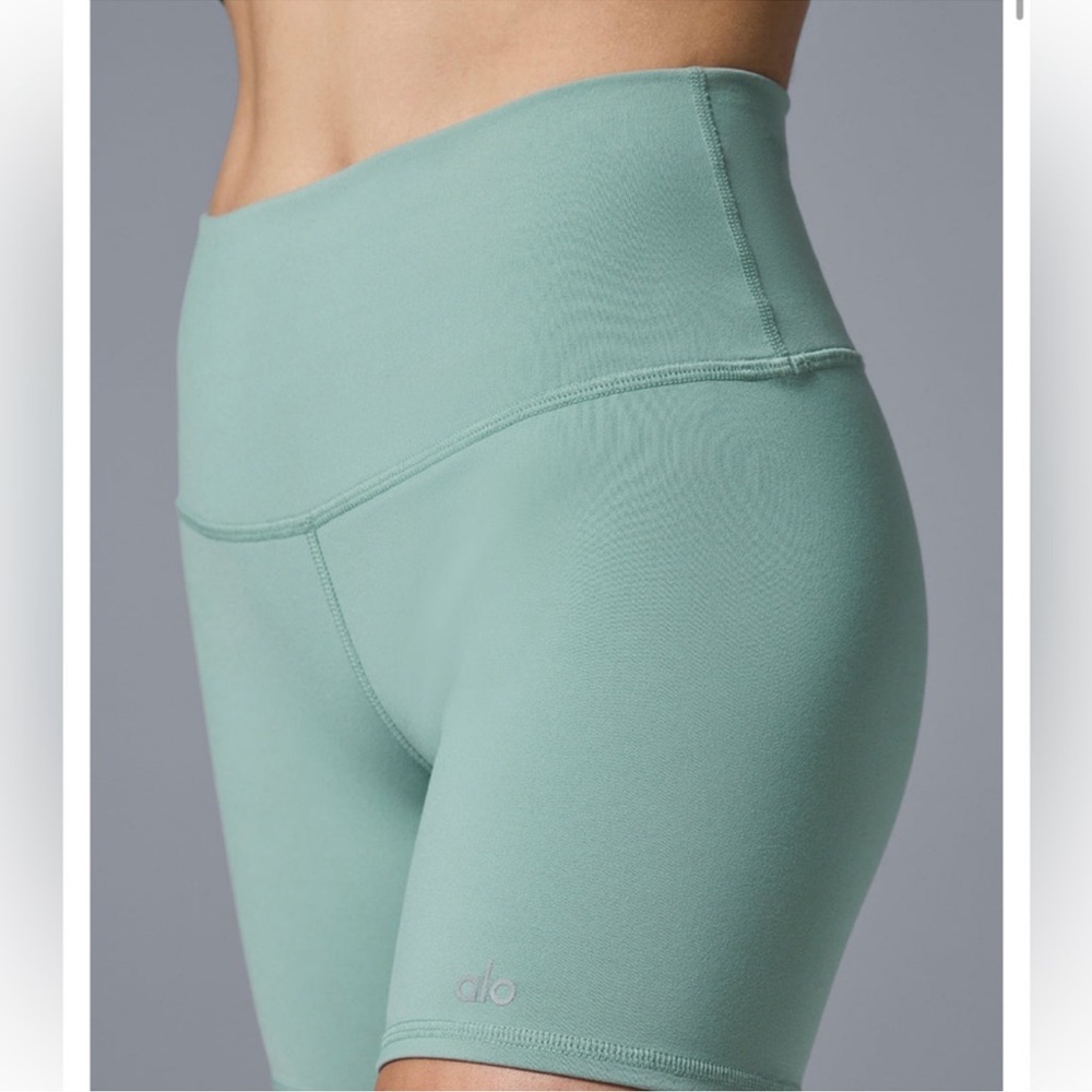 Alo 5" Airbrush High-Waist Biker Shorts - Botanical Green